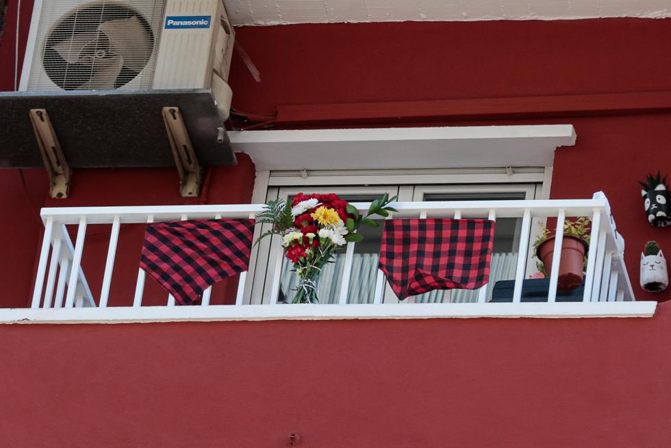 Balcones engalanados en el Día del Pilar