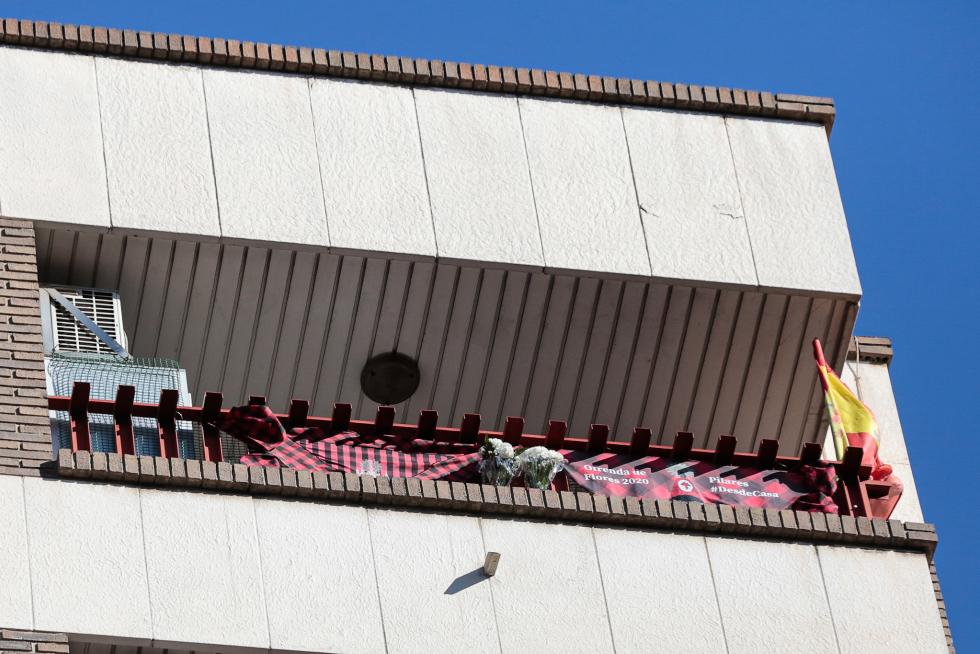 Balcones engalanados en el Día del Pilar