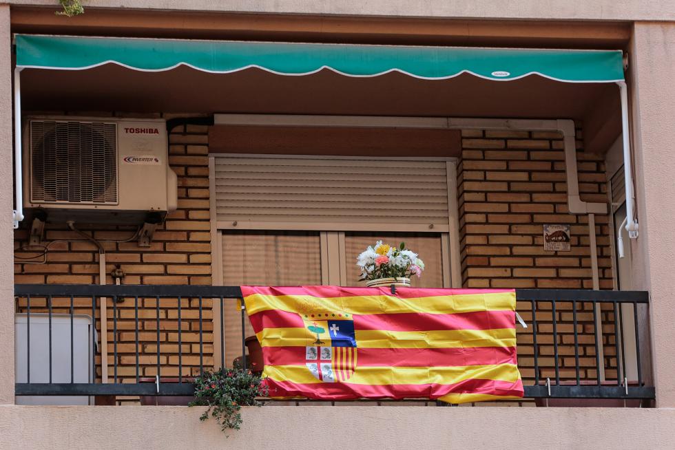 Balcones engalanados en el Día del Pilar