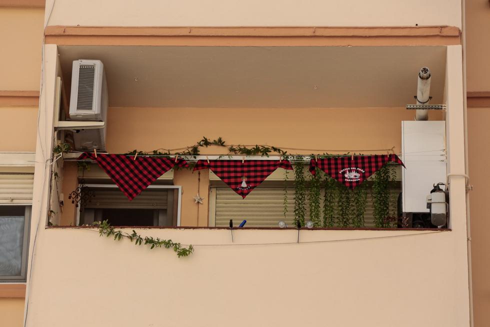 Balcones engalanados en el Día del Pilar
