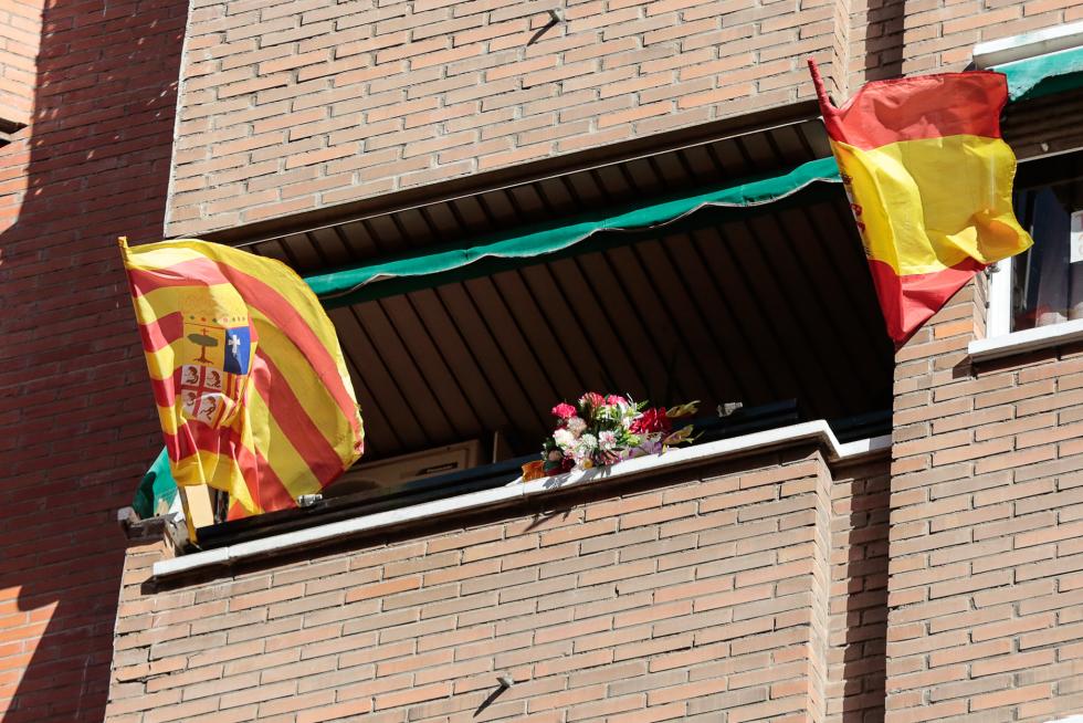 Balcones engalanados en el Día del Pilar