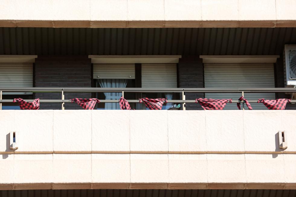 Balcones engalanados en el Día del Pilar