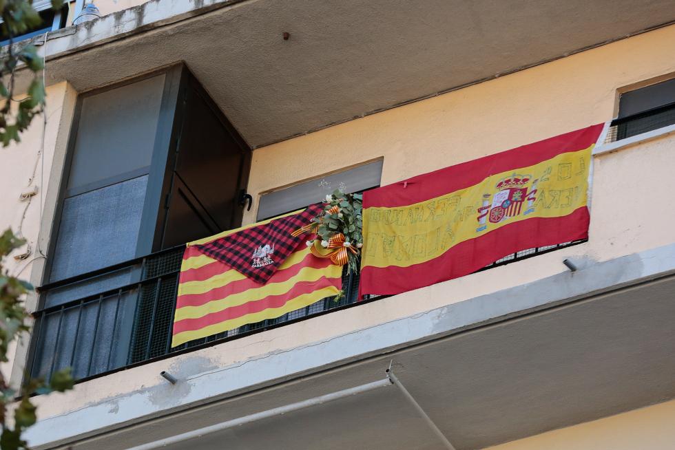 Balcones engalanados en el Día del Pilar