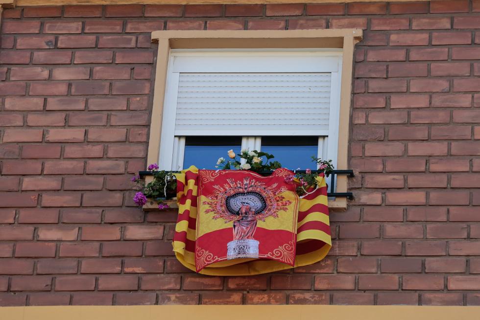 Balcones engalanados en el Día del Pilar