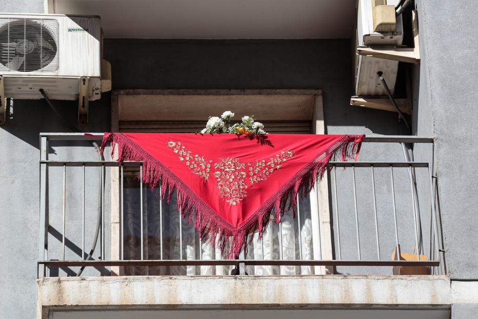 Balcones engalanados en el Día del Pilar