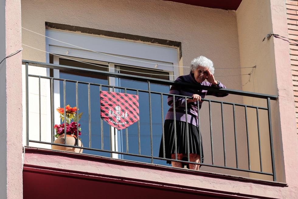 Balcones engalanados en el Día del Pilar