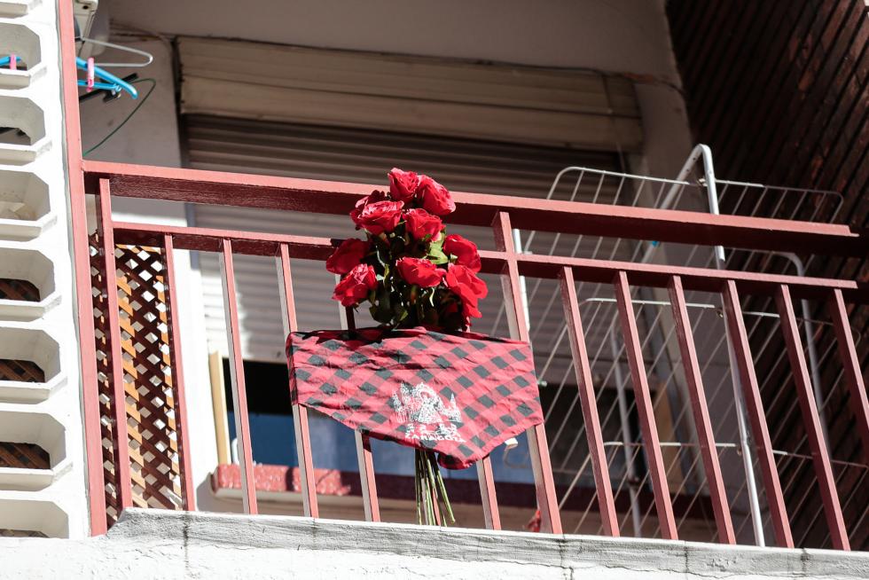 Balcones engalanados en el Día del Pilar