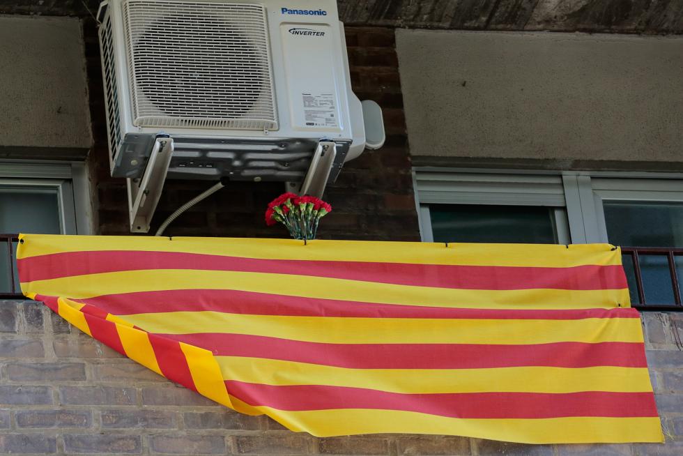 Balcones engalanados en el Día del Pilar
