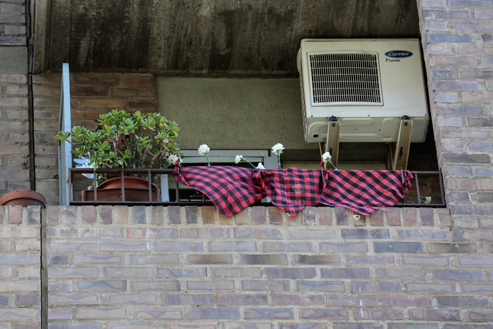 Balcones engalanados en el Día del Pilar