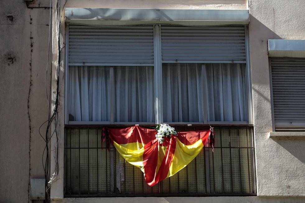 Balcones engalanados en el Día del Pilar