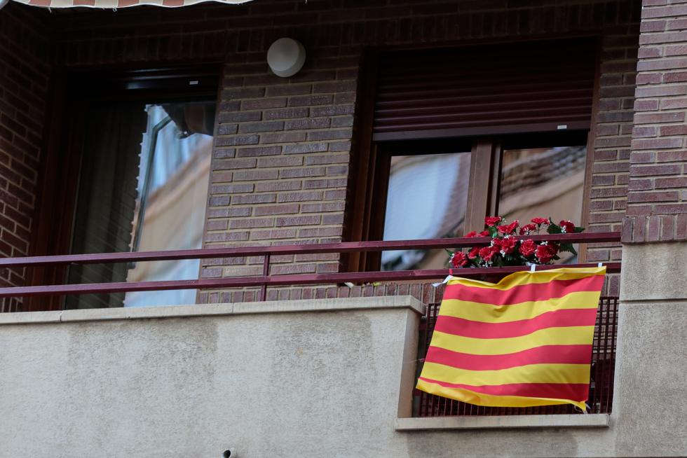 Balcones engalanados en el Día del Pilar