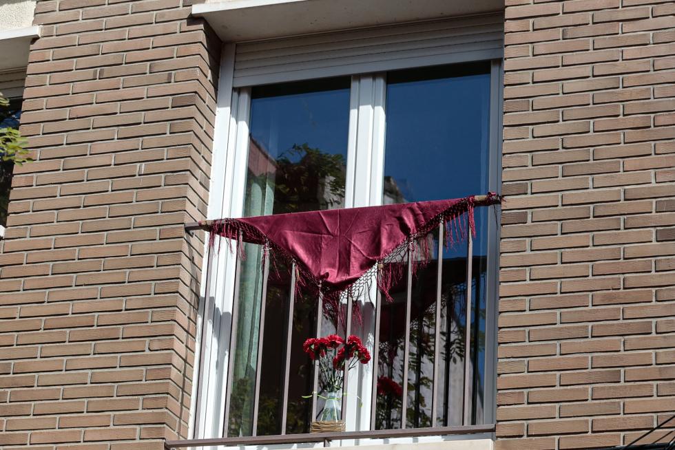 Balcones engalanados en el Día del Pilar