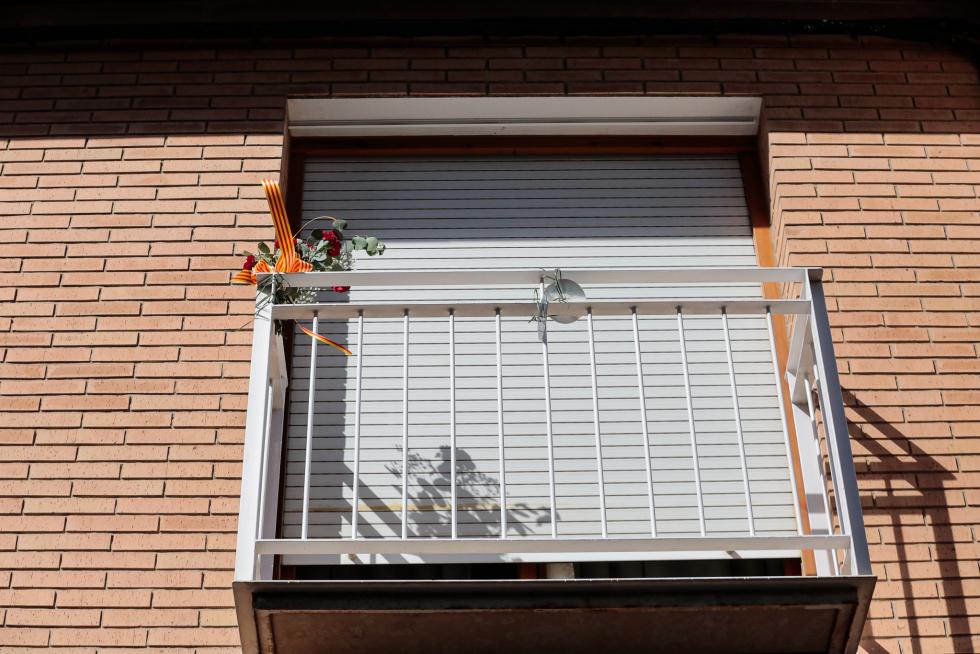 Balcones engalanados en el Día del Pilar