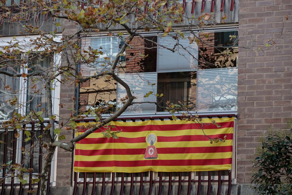Balcones engalanados en el Día del Pilar