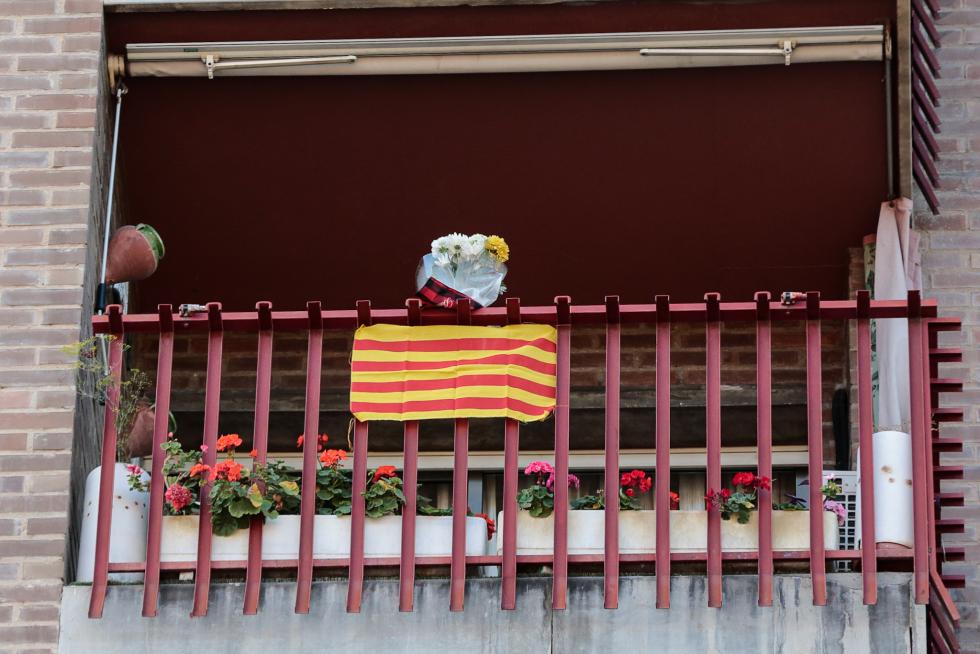 Balcones engalanados en el Día del Pilar