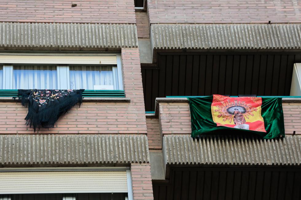 Balcones engalanados en el Día del Pilar
