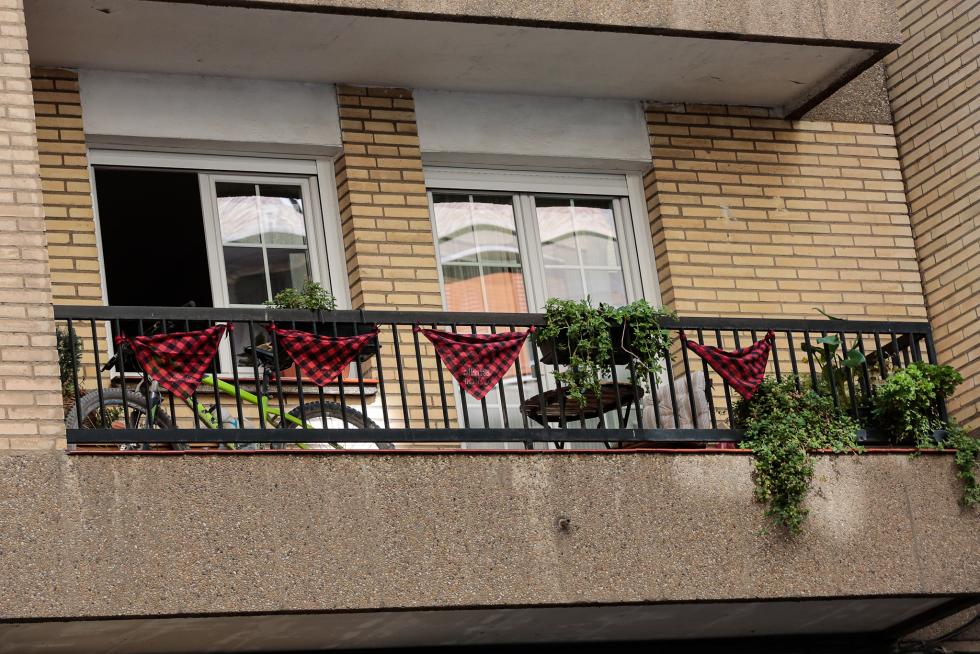Balcones engalanados en el Día del Pilar