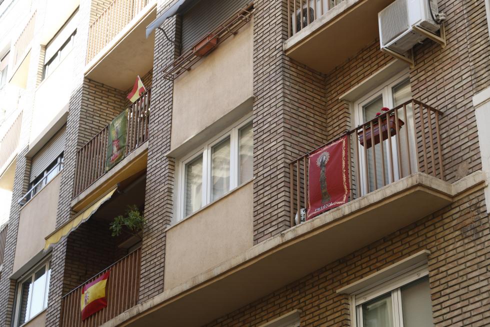 Balcones engalanados en el Día del Pilar