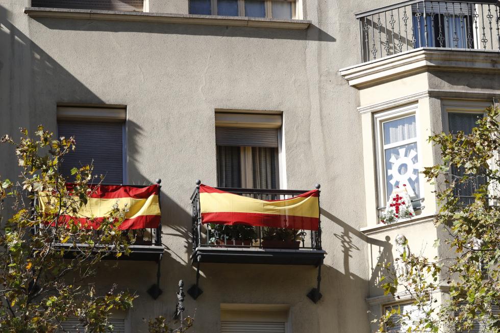 Balcones engalanados en el Día del Pilar