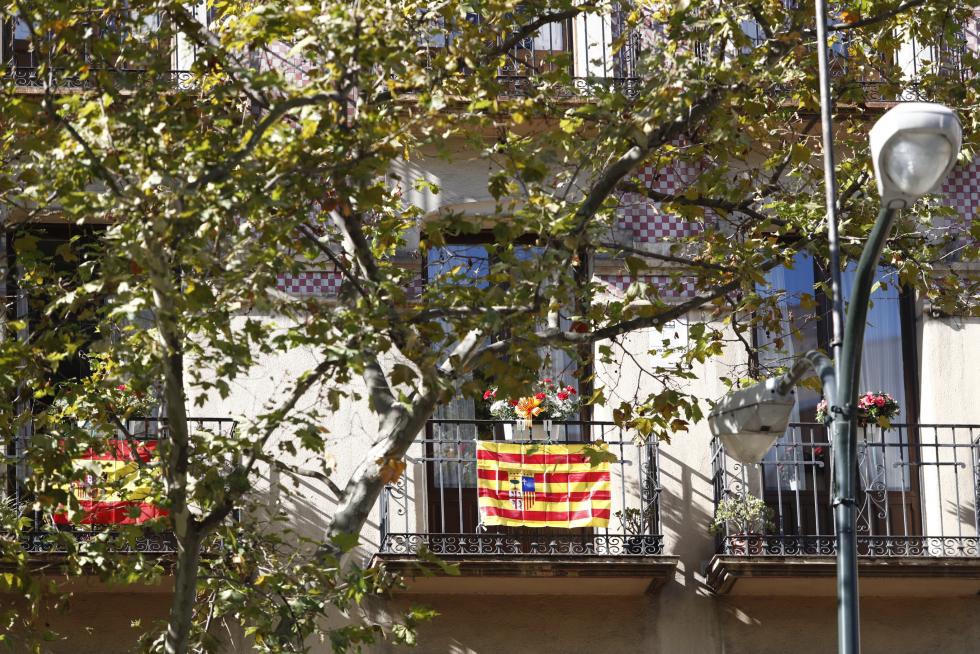 Balcones engalanados en el Día del Pilar