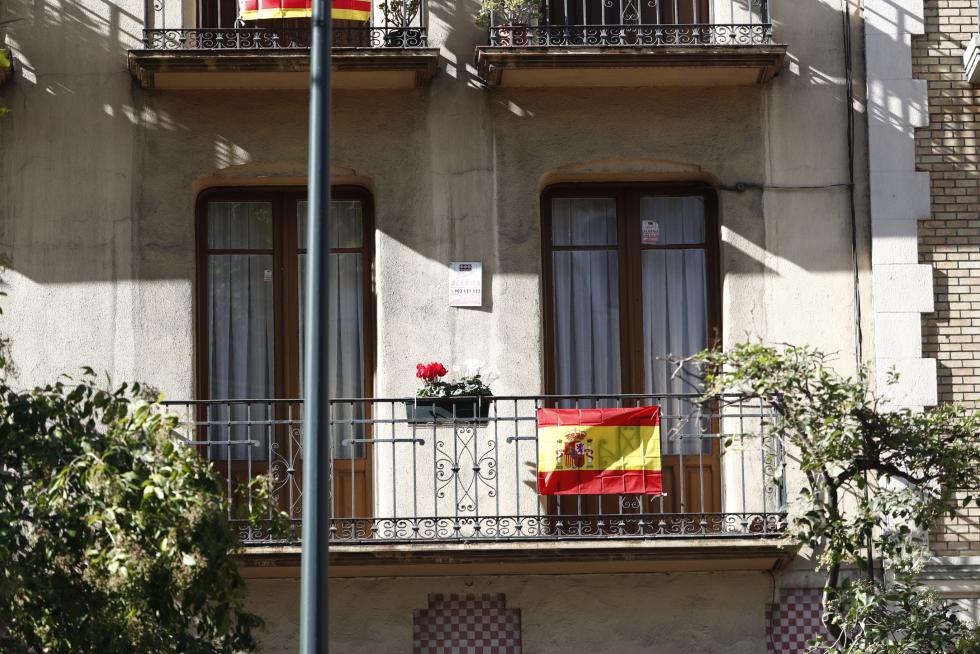 Balcones engalanados en el Día del Pilar