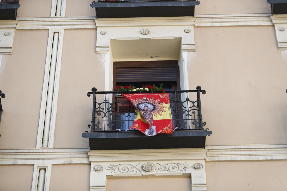 Balcones engalanados en el Día del Pilar