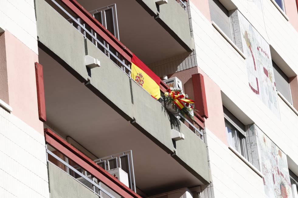 Balcones engalanados en el Día del Pilar