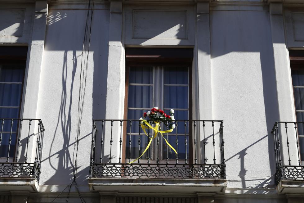 Balcones engalanados en el Día del Pilar