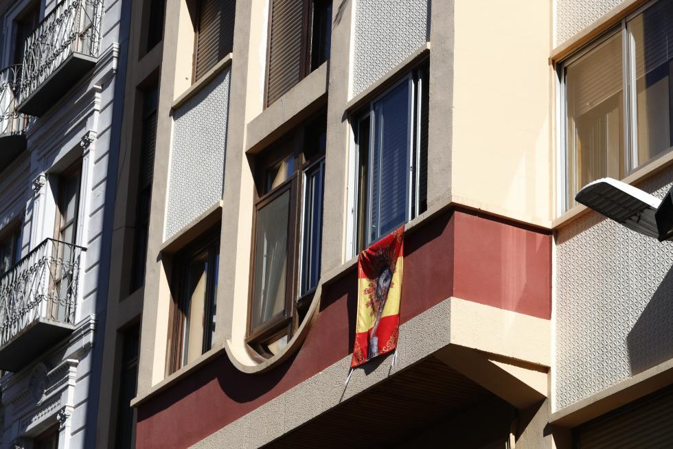 Balcones engalanados en el Día del Pilar
