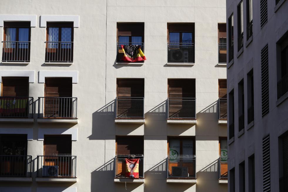 Balcones engalanados en el Día del Pilar