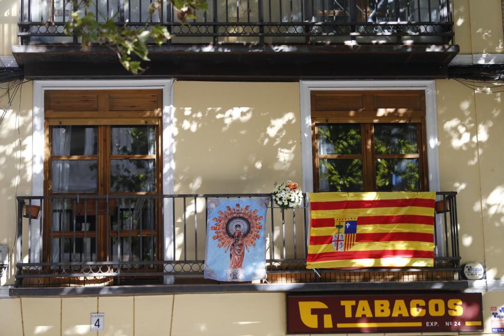 Balcones engalanados en el Día del Pilar