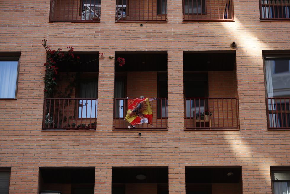 Balcones engalanados en el Día del Pilar