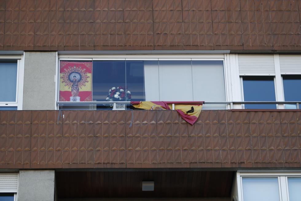 Balcones engalanados en el Día del Pilar