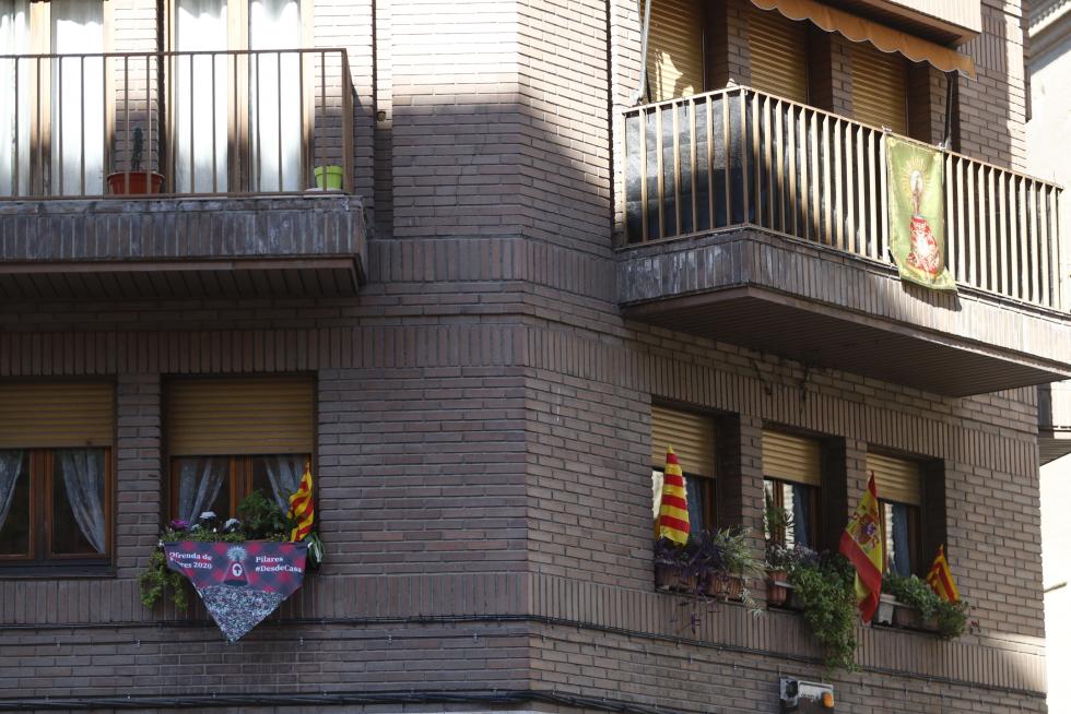 Balcones engalanados en el Día del Pilar