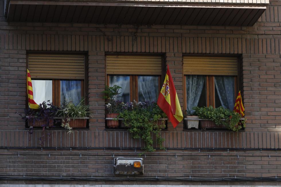 Balcones engalanados en el Día del Pilar