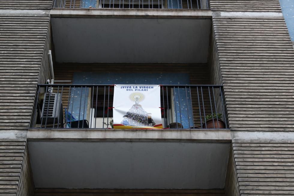 Balcones engalanados en el Día del Pilar