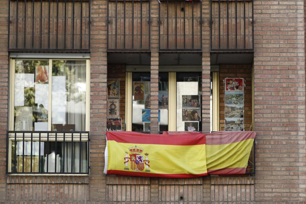 Balcones engalanados en el Día del Pilar