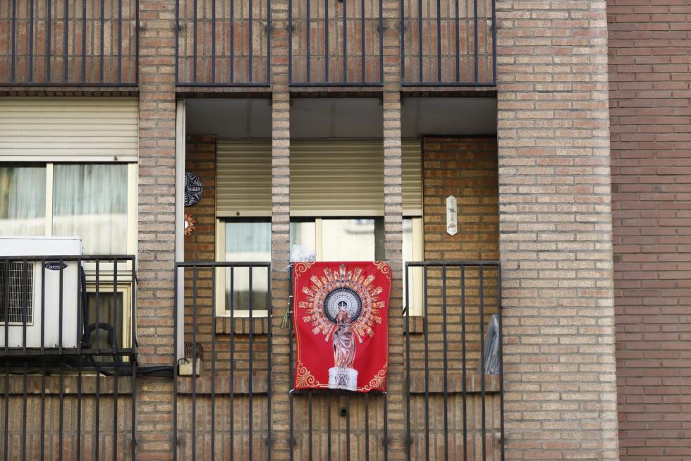 Balcones engalanados en el Día del Pilar