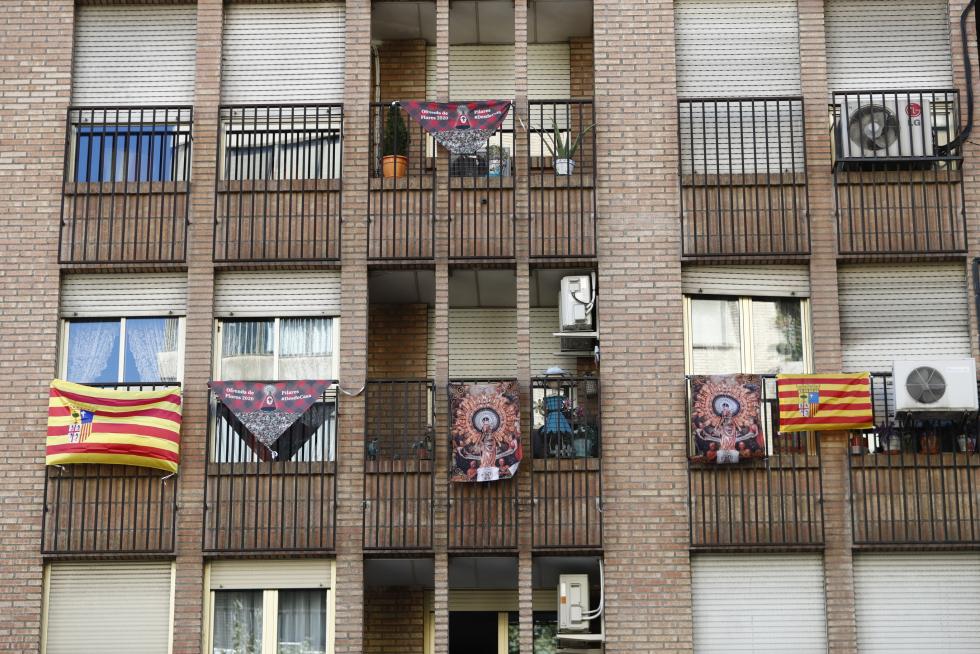 Balcones engalanados en el Día del Pilar