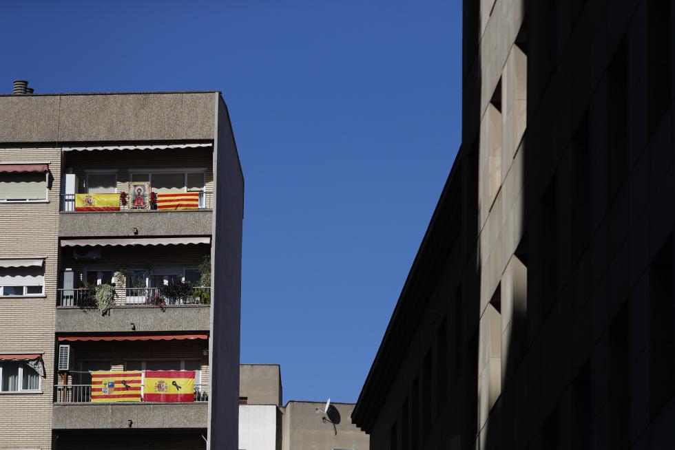 Balcones engalanados en el Día del Pilar