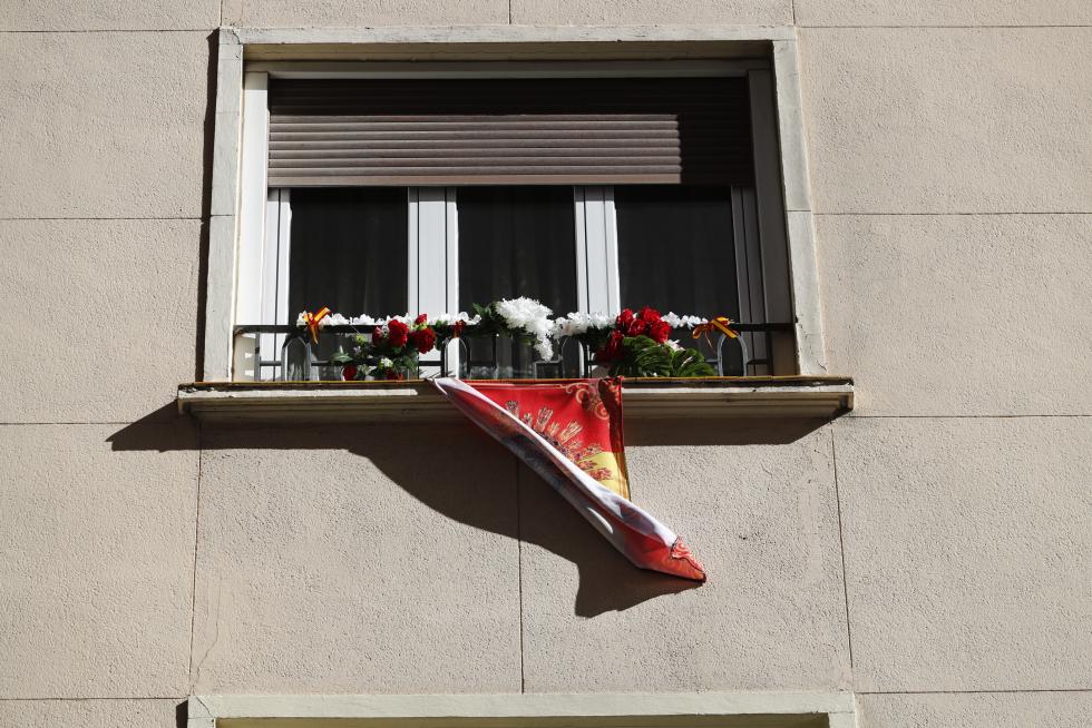 Balcones engalanados en el Día del Pilar