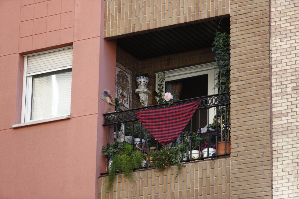 Balcones engalanados en el Día del Pilar