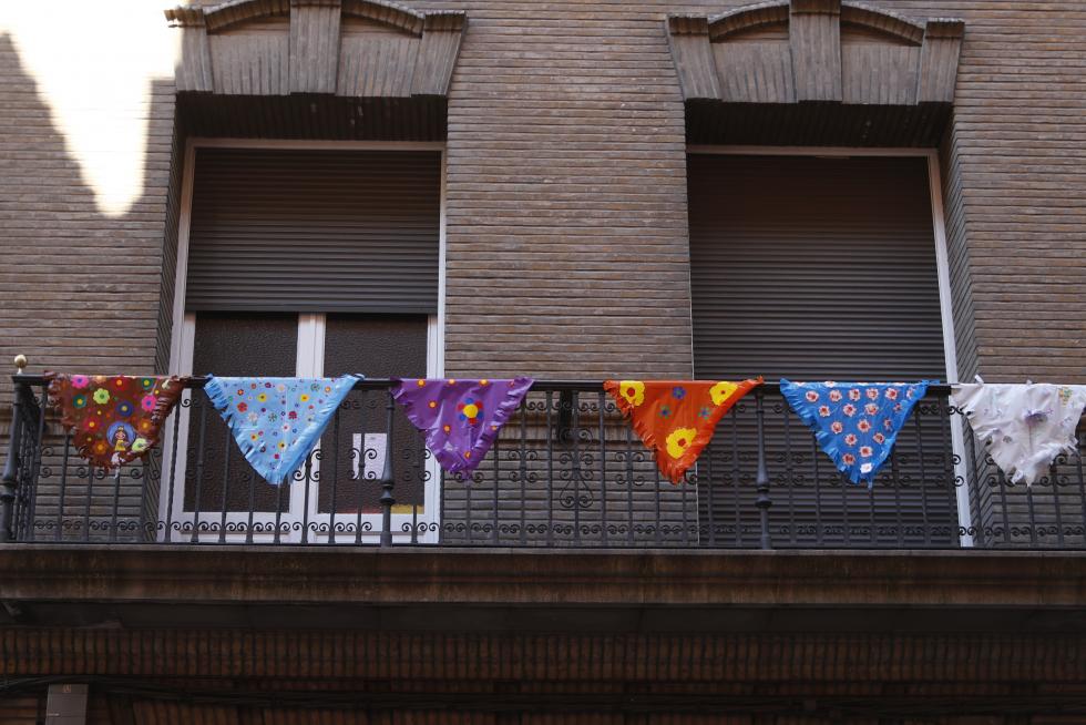 Balcones engalanados en el Día del Pilar