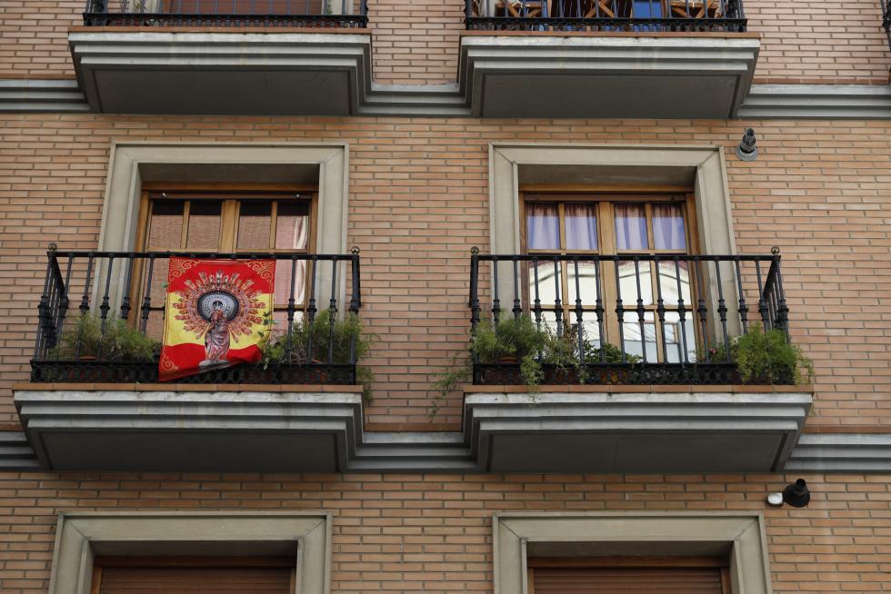 Balcones engalanados en el Día del Pilar