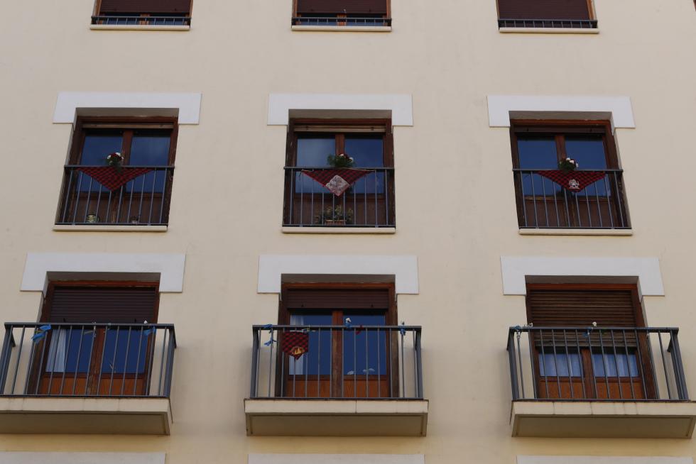 Balcones engalanados en el Día del Pilar