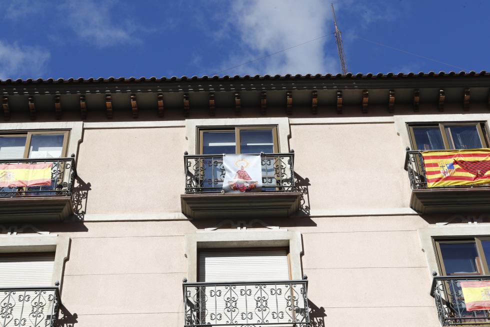 Balcones engalanados en el Día del Pilar
