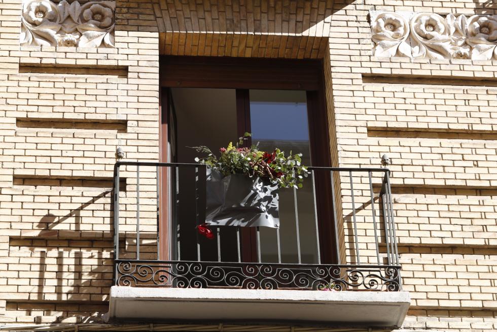 Balcones engalanados en el Día del Pilar