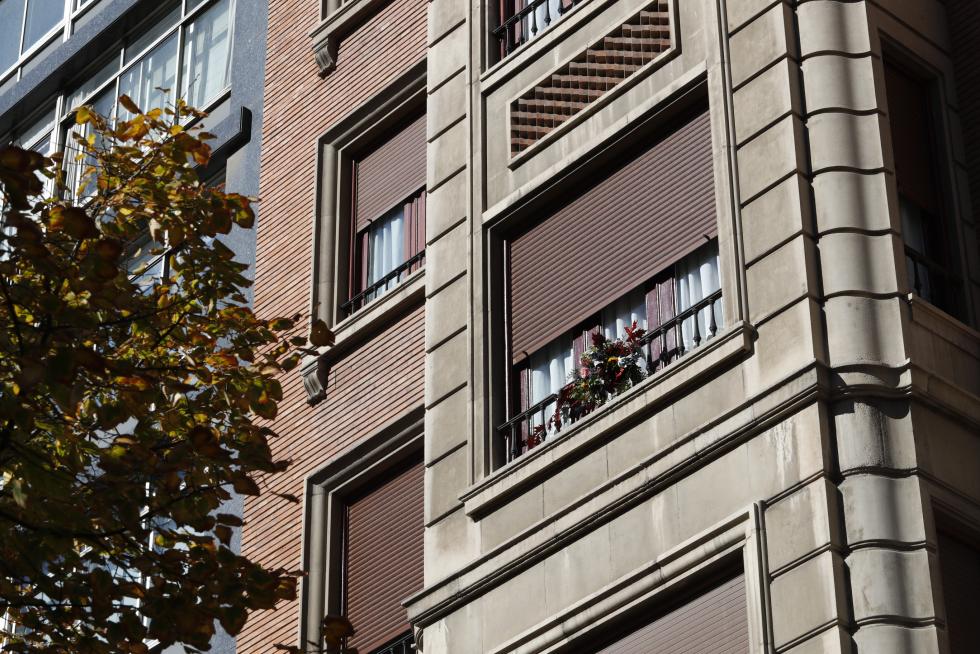 Balcones engalanados en el Día del Pilar