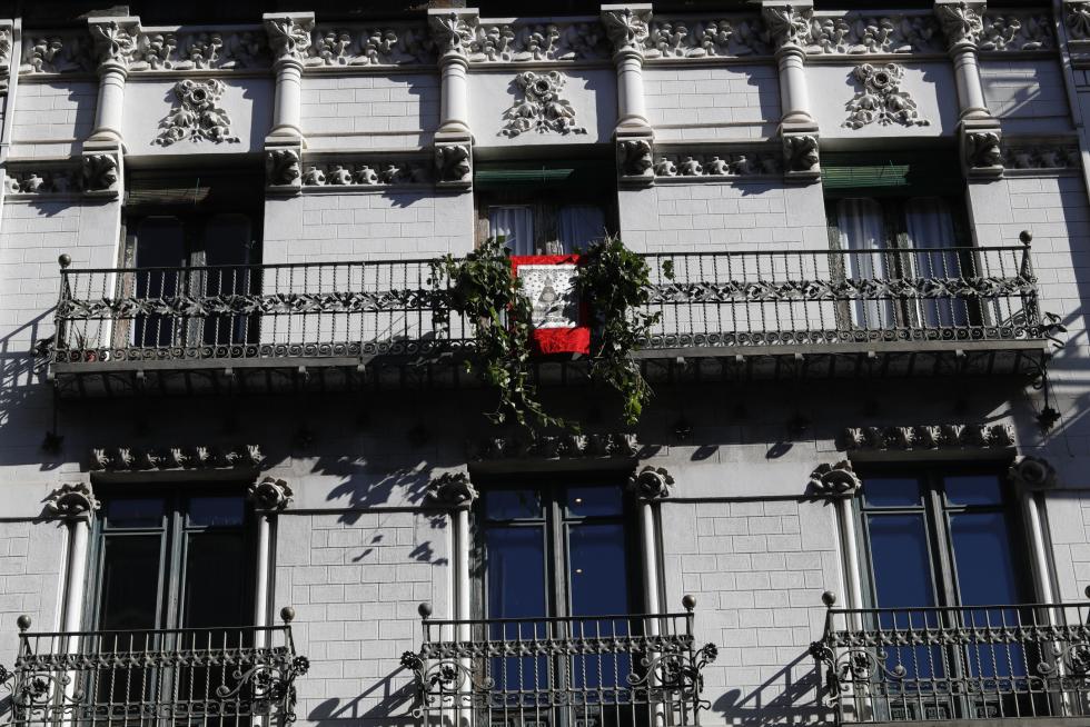 Balcones engalanados en el Día del Pilar