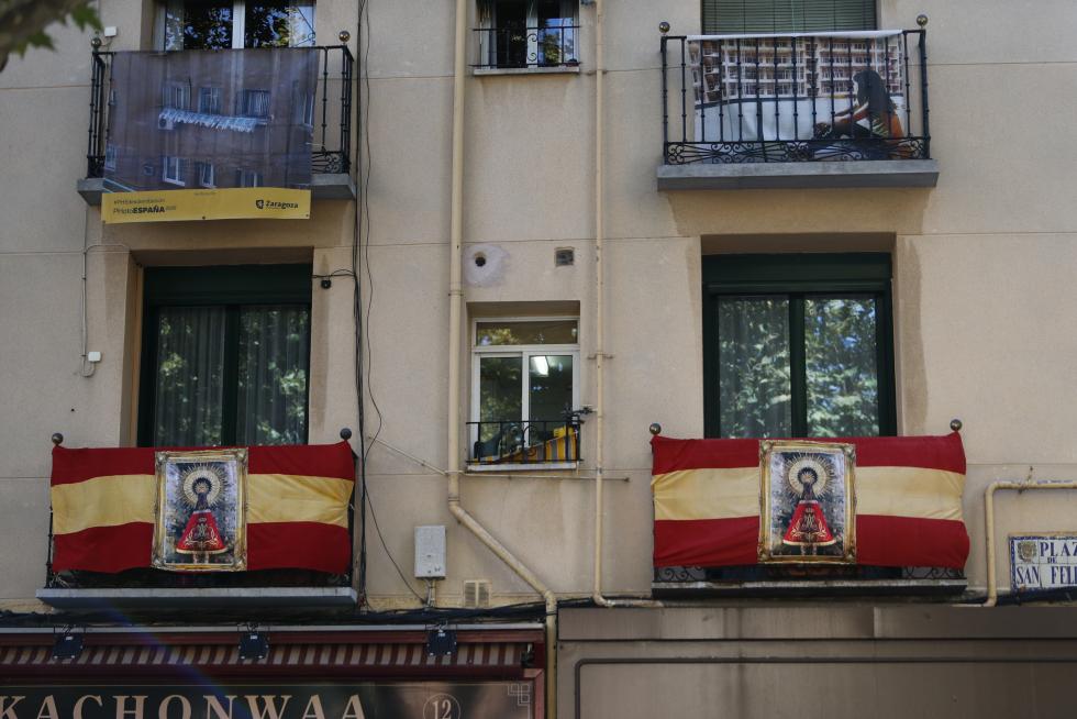 Balcones engalanados en el Día del Pilar